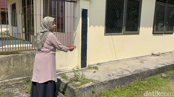 Siti, PNS Panti Sosial Harapan Mulia Jambi, menunjukan lokasi penemuan bayi perempuan di kantornya