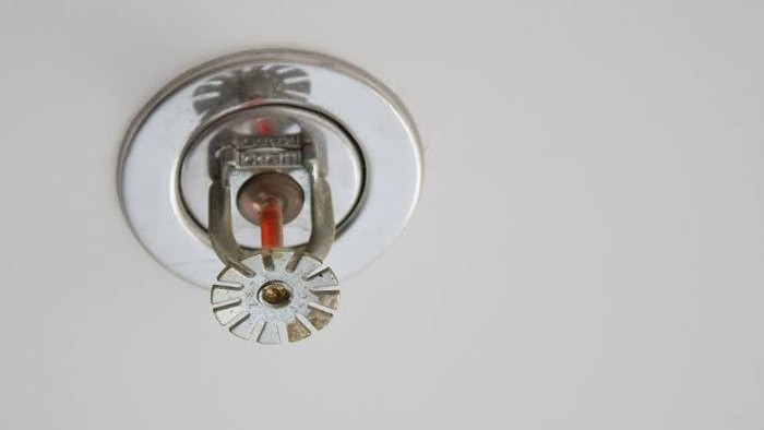 Sprinkler untuk cegah kebakaran.