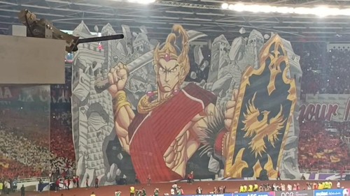 Stadion GBK dipenuhi suporter Timnas Indonesia saat laga melawan China, Kamis (5/6).

Tifo bergambar kesatria berpedang dengan ukuran raksasa dibentangkan sebelum laga dimulai.