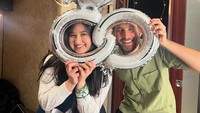 Kali ini Stephanie Poetri dan Asher Novkov-Bloom diberikan balon berbentuk cincin. Mereka tersenyum bahagia. (Foto: dok Instagram Stephanie Poetri)