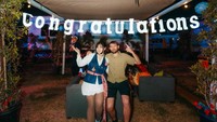 Dilihat di Instagram, Kamis (5/6/2025), Stephanie Poetri dan Asher Novkov-Bloom berfoto di tulisan Congratulations di tempat tunggu belakang panggung Head In The Clouds Festival 2025 yang berlangsung di Amerika Serikat. (Foto: dok Instagram Stephanie Poetri)