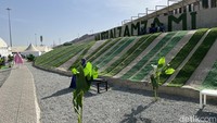 Ada juga area taman dengan beberapa kursi untuk jamaah duduk sembari wukuf di Arafah. (Foto: Eny Kartikawati/detikcom)