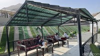 Jika ingin berada di luar tenda, tersedia gazebo yang dilengkapi sofa dan meja.(Foto: Eny Kartikawati/detikcom)