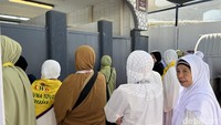 Fasilitas kamar mandi tersedia di dekat tenda. Pada area toilet wanita tersedia 10 bilik toilet dan area untuk berwudhu. Meski toilet sudah banyak tersedia, jamaah haji harus tetap sabar antre. (Foto: Eny Kartikawati/detikcom)