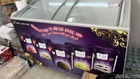 Selain aneka minuman dingin, jamaah haji khusus dari Aida Tourindo Wisata dan jamaah lainnya bebas mengambil es krim berbagai rasa.(Foto: Eny Kartikawati/detikcom)