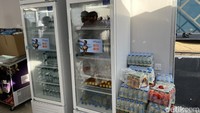 Jamaah haji khusus bebas mengambil minuman yang tersebar di berbagai tempat di sekitar tenda. Aneka jenis minuman mulai dari jus buah, susu hingga air mineral tersedia dan selalu diisi ulang jika sudah habis. (Foto: Eny Kartikawati/detikcom)