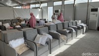 Pada bagian dalam tenda, tersedia sofa yang bisa dijadikan tempat tidur. Ada juga pendingin ruangan yang membuat jamaah nyaman selama wukuf. (Foto: Eny Kartikawati/detikcom)