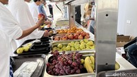 Makanan dan buah-buahan juga melimpah untuk para jamaah haji khusus Aida Tourindo Wisata selama wukuf di Arafah. Jamaah haji bisa menyantap pisang, anggur, apel, jeruk dan pir yang banyak tersedia di area makan. (Foto: Eny Kartikawati/detikcom)