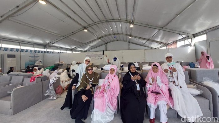 Suasana dan fasilitas Tenda Haji Khusus di Arafah Suasana dan fasilitas Tenda Haji Khusus di Arafah
