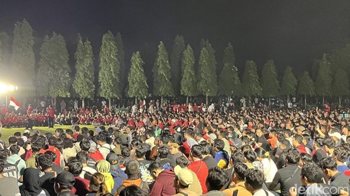 Suasana nobar Indonesia vs China di Lapangan Renon, Kamis (5/6/2025).