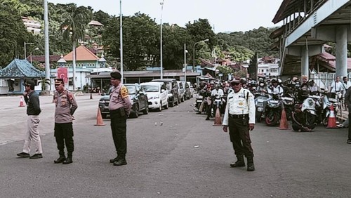 Suasana penyeberangan di Pelabuhan Padangbai, Karangasem Bali jelang Idul Adha, Kamis (5/6/2025). (dok. Polsek Padangbai)