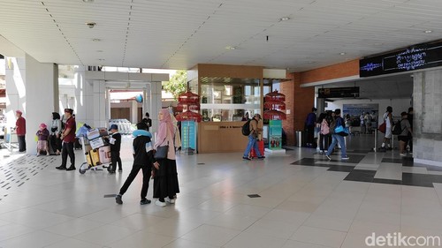 Suasana terminal domestik Bandara Ngurah Rai pada H-1 Idul Adha, Kamis (5/6/2025).