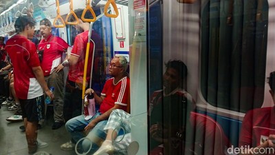 Suporter Indonesia Merahkan MRT Usai Kemenangan Kontra China