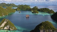 Raja Ampat di Papua Barat adalah destinasi wisata unggulan Indonesia yang dikenal dengan lanskap alamnya yang luar biasa indah. Laut biru jernih, gugusan pulau karang, dan keanekaragaman hayati yang tinggi menjadikannya salah satu surga dunia yang masih alami. (Chris Caldicott/Design Pics Editorial/Universal Images Group via Getty Images)
