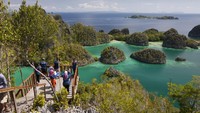 Masyarakat lokal pun berperan besar dalam menjaga kelestarian ekosistem sambil mengembangkan sektor wisata. Ekowisata menjadi andalan ekonomi daerah yang berpijak pada pelestarian alam dan budaya setempat. (Reinhard Dirscherl/ullstein bild via Getty Images)