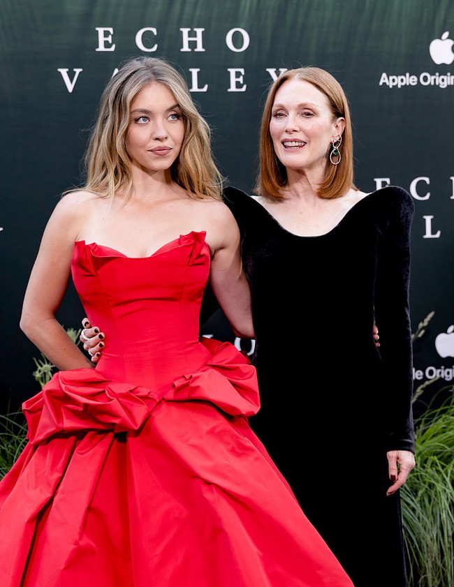 Gaya rambutnya yang dibiarkan terurai natural dengan gelombang lembut memberikan sentuhan effortless, menyeimbangkan kemewahan gaun dengan keanggunan. Foto: FilmMagic/Taylor Hill