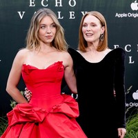 Gaya rambutnya yang dibiarkan terurai natural dengan gelombang lembut memberikan sentuhan effortless, menyeimbangkan kemewahan gaun dengan keanggunan. Foto: FilmMagic/Taylor Hill