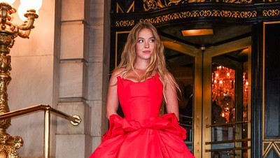 5 Gaya Seksi Menyala Sydney Sweeney Pakai Gaun Merah di Premiere Film Terbaru