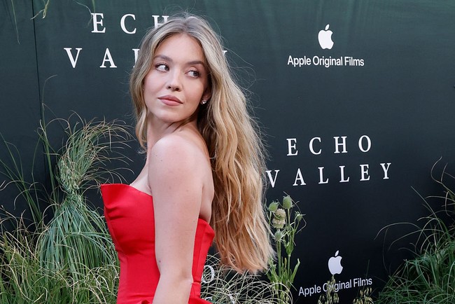 Makeup glowing dengan dominasi rona peachy membuat keseluruhan look terasa romantis, klasik, dan memukau tanpa kesan berlebihan. Foto: FilmMagic/Taylor Hill