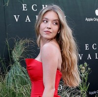 Makeup glowing dengan dominasi rona peachy membuat keseluruhan look terasa romantis, klasik, dan memukau tanpa kesan berlebihan. Foto: FilmMagic/Taylor Hill