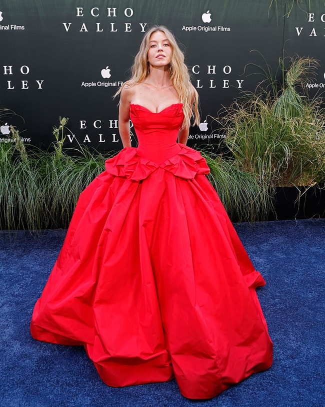 Sydney tetap menonjolkan sisi sensualitasnya dengan potongan bustier berleher sweetheart yang mempertegas garis bahu dan décolletage. Tanpa perlu belahan tinggi atau punggung terbuka, kesan seksi dihadirkan lewat fit and flare yang membingkai lekuk tubuh secara elegan, bukan vulgar. Foto: FilmMagic/Taylor Hill