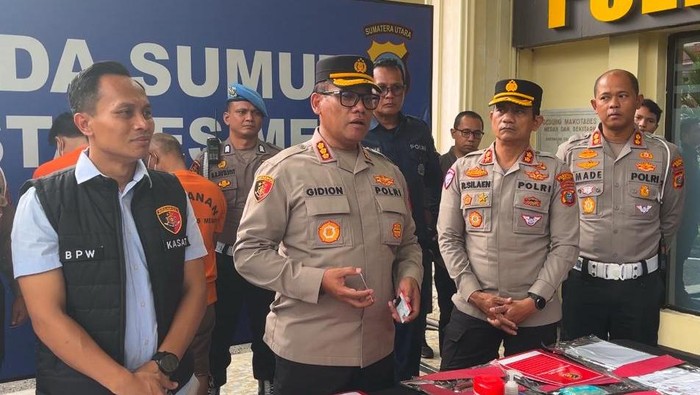 Teks foto: Kapolrestabes Medan Kombes Gidiom Arif Setyawan saat konferensi pers di Porlestabes Medan. Foto: Finta Rahyuni/detikSumut
