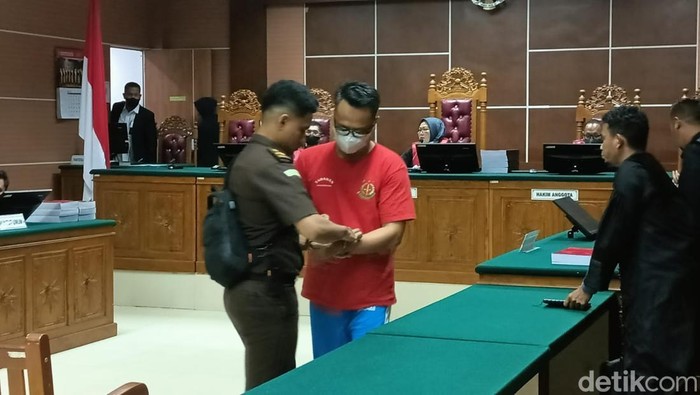 Terdakwa Fadilah (kacamata) saat di ruang sidang utama PN Batam.