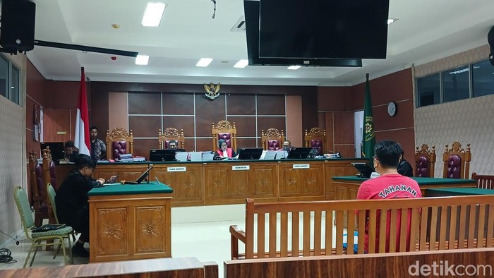 -Terdakwa Fadilah saat mengedarkan putusan hakim PN Batam.(Alamudin Hamapu/detikSumut)