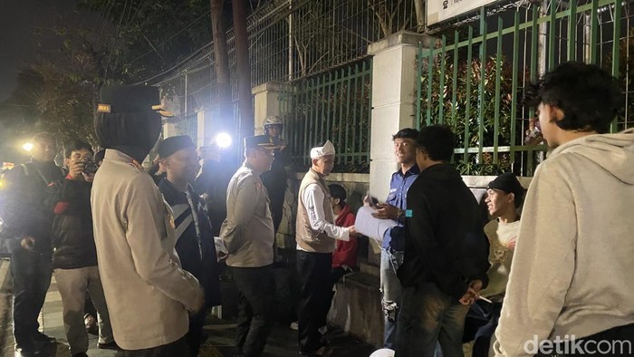 Tim gabungan saat sosialisasi aturan pembatasan jam malam