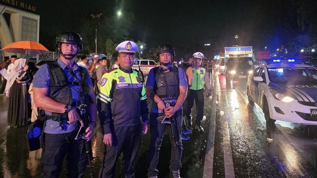 Tim Raga Polda Riau dan Satlantas Polresta Pekanbaru mengawal pawai obor