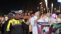Ratusan warga di Pekanbaru, Riau, turun ke jalan mengikuti pawai obor yang dilepas Wali Kota Agung Nugroho. Pawai obor yang mengambil start dari depan Masjid Agung An Nur ini mendapat pengawalan Tim Raga Polresta Pekanbaru.