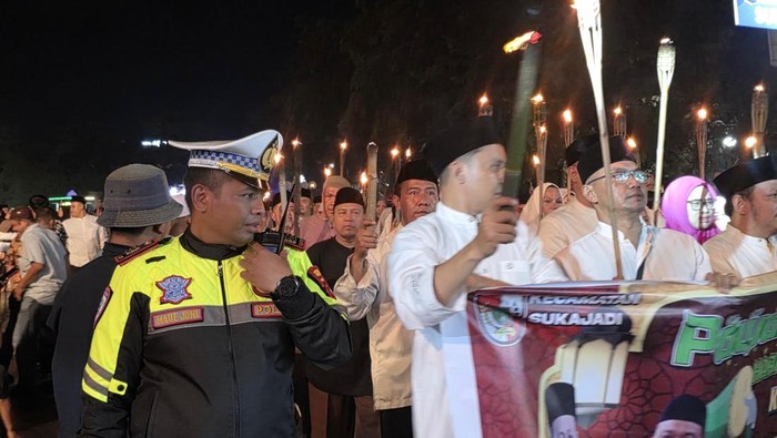 Tim Raga Polda Riau dan Satlantas Polresta Pekanbaru mengawal pawai obor