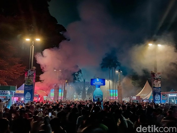 Timnas Indonesia sukses mengatasi China dengan skor 1-0 dalam kualifikasi Piala Dunia 2026 grup C. Suporter sorak-sorai di kompleks GBK, Jakarta, Kamis (5/6/2025).
