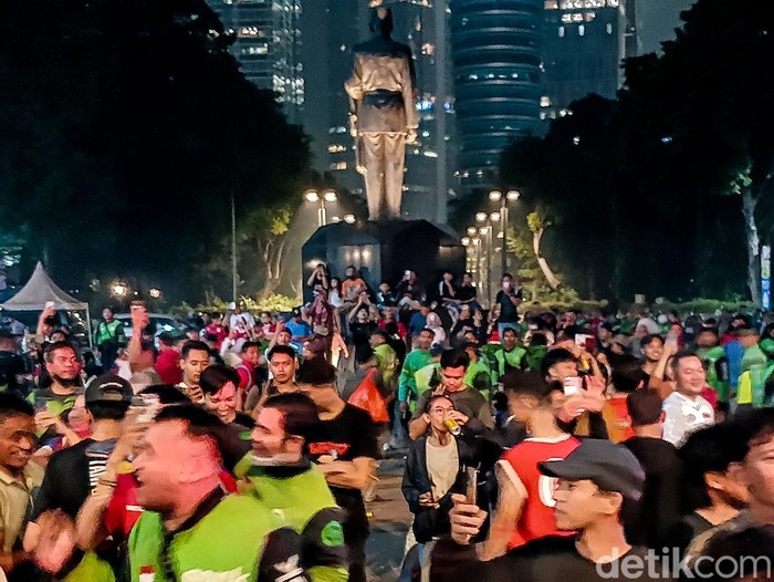 Timnas Indonesia sukses mengatasi China dengan skor 1-0 dalam kualifikasi Piala Dunia 2026 grup C. Suporter sorak-sorai di kompleks GBK, Jakarta, Kamis (5/6/2025).