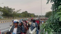 Puluhan ribu kendaraan motor roda dua meninggalkan Kota Surabaya via Jembatan Suramadu menuju ke Bangkalan.