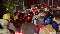 Jalur khusus roda dua di Jembatan Suramadu dari arah Surabaya menuju Madura terlihat padat.