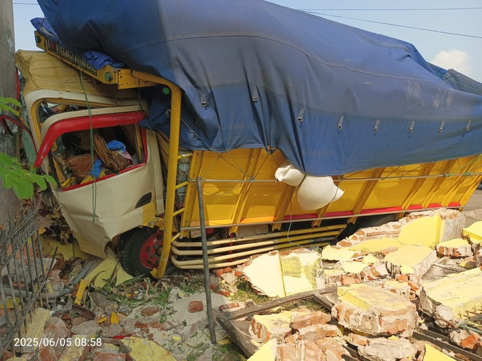 Truk tabrak rumah di Jombang