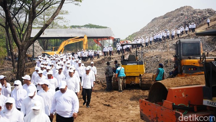Tumpukan sampah 20 Meter di Kota Madiun disulap jadi gunung