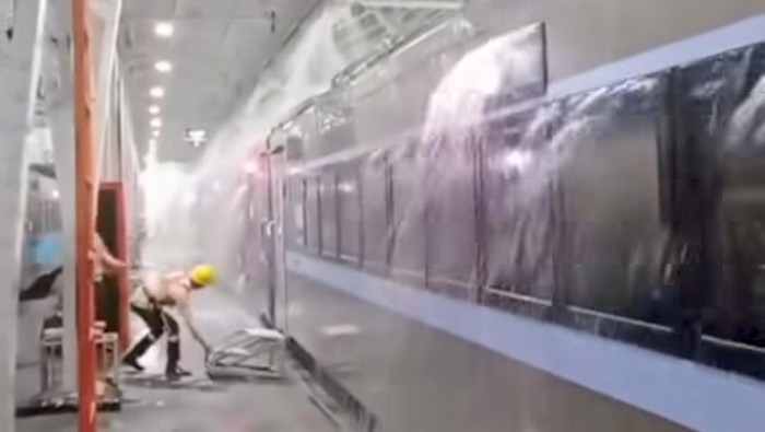 Kondisi curah hujan tinggi hingga menyebabkan talang air di Stasiun Purwokerto membeludak, Rabu (4/6/2025).