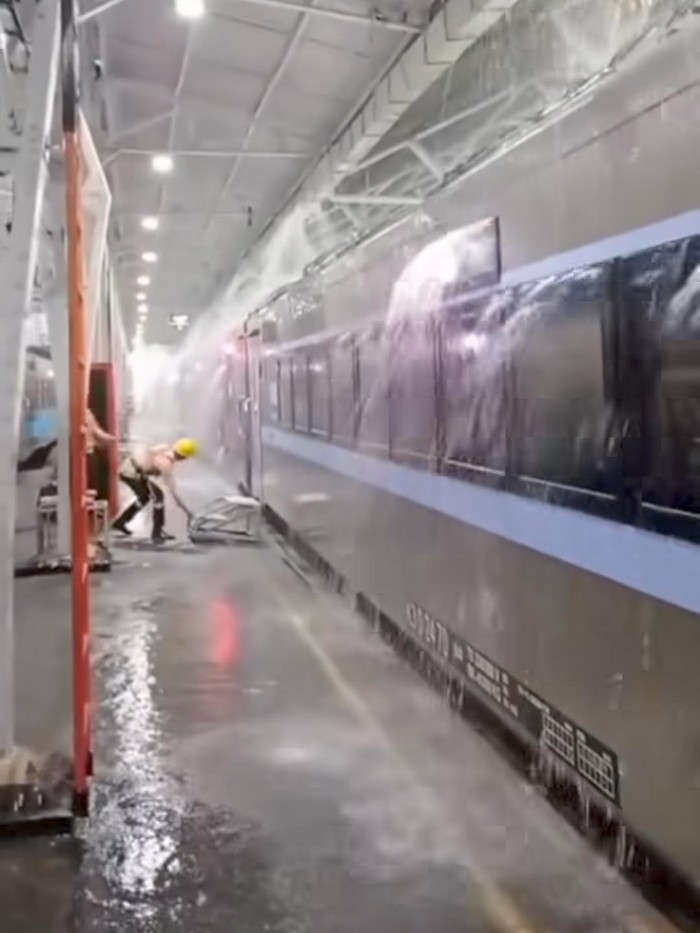 Kondisi curah hujan tinggi hingga menyebabkan talang air di Stasiun Purwokerto membeludak, Rabu (4/6/2025).