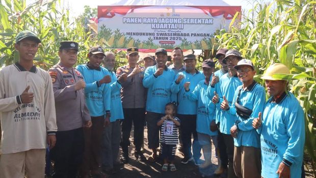 Wakapolres Dumai Kompol Rahmat Syah mewakili Kapolres AKBP Hardi Dian melaksanakan panen jagung bersama kelompok tani