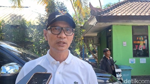 Wali Kota Mataram Mohan Roliskana saat diwawancarai di area TPA Kebon Kongok, Kamis (5/6/2025). (Nathea Citra/detikBali)