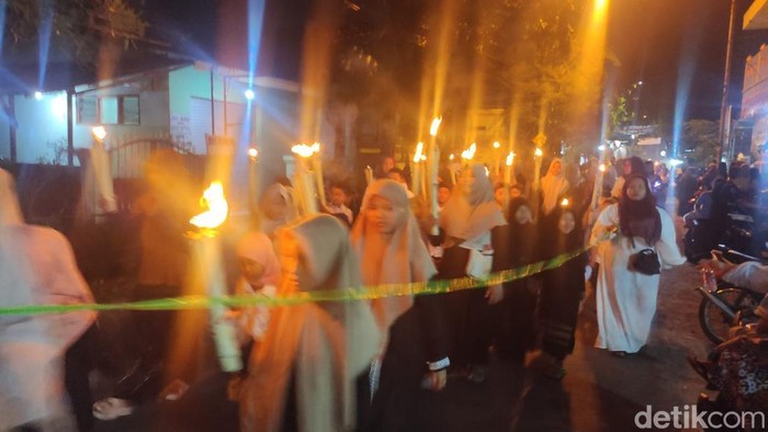 Warga Desa Siwalanpanji, Kecamatan Buduran, Sidoarjo takbir keliling Idul Adha