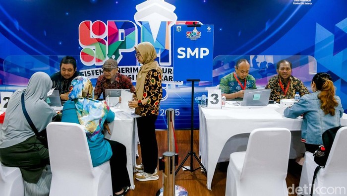 Warga Padati Posko SPMB untuk Cari Info Sekolah Petugas melayani warga yang datang ke Posko Pelayanan Sistem Penerimaan Murid Baru (SPMB) di Kantor Dinas Pendidikan DKI Jakarta, Kamis (5/6/2025). Mereka memberikan penjelasan terkait proses seleksi dan syarat-syarat masuk sekolah negeri di Ibu Kota.