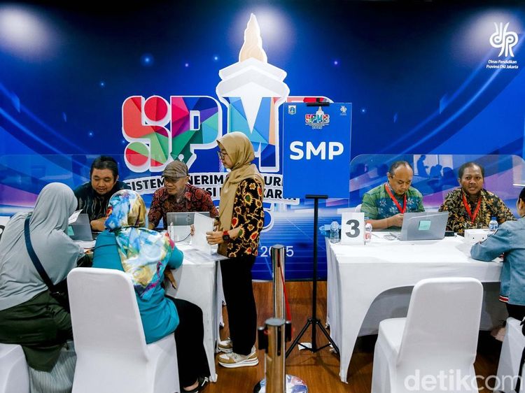 Warga Padati Posko SPMB untuk Cari Info Sekolah