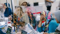 Petugas juga memberikan bantuan teknis seperti cara mengakses laman SPMB, mengunggah dokumen secara daring, hingga mengecek titik zonasi sesuai alamat tempat tinggal. Semua dilakukan untuk memastikan transparansi dan keadilan proses seleksi.  