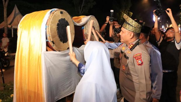 Warga turun ke jalan meriahkan pawai obor di Siak, Riau.