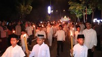 Ribuan warga di Kabupaten Siak ikut memeriahkan pawai obor menyambut Idul Adha. Tua muda ikut menggemakan takbir keliling dengan kendaraan yang dihias lampu dan ornamen.