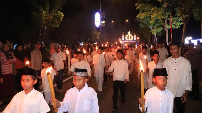 Warga turun ke jalan meriahkan pawai obor di Siak, Riau.