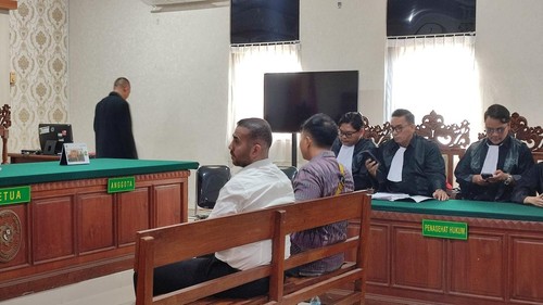 WN Australia pemukul sekuriti Finns Beach Club, Mohamed Rifai (27), menjalani sidang vonis di PN Denpasar, Kamis (5/6/2025). (Ahmad Firizqi Irwan/detikBali)